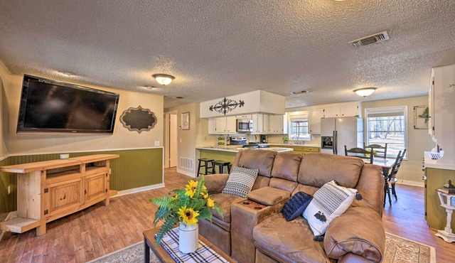 'Whispering Oaks' Broken Bow Cottage Near Hiking!