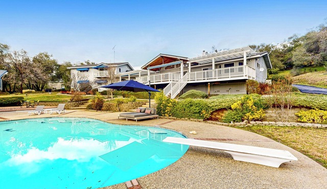 'Whispering Oaks Estate' w/Pool & View in Murphys