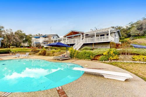 Whispering Oaks Estate with Pool and View in Murphys