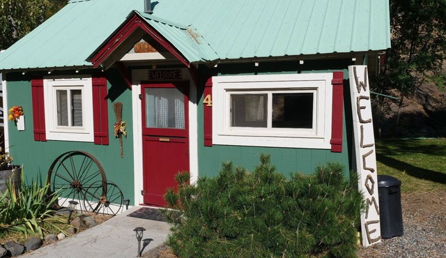 "Whispering Pine" - Cabin 4 by the Little Salmon River