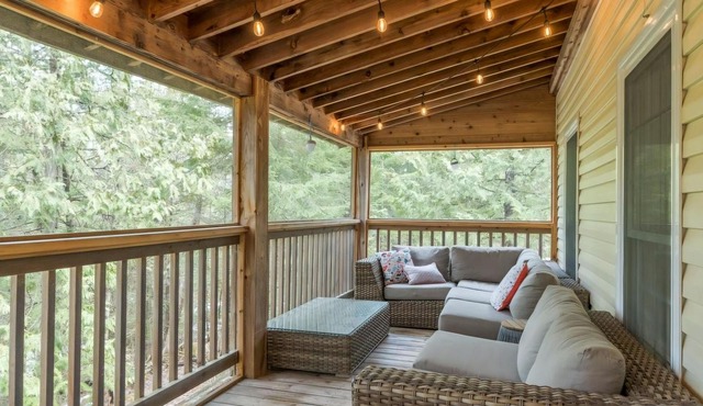 Whispering Pine Lakefront Four Season Cottage