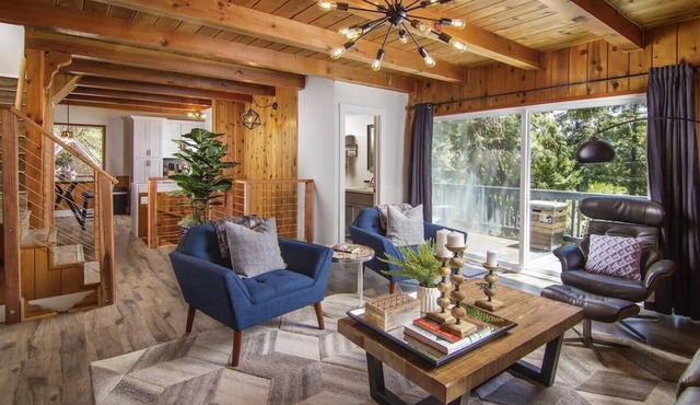 Whispering Pine Boho, AC, Dog Friendly, In Village