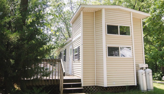 Whispering Pines. 1BR +loft, w/queen hide-a-bed. Lake view, beach access.