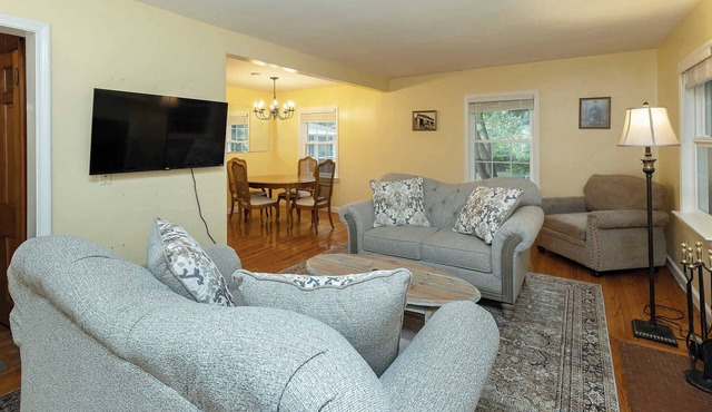 Whispering Pines 4BR-3BA Charming Family-Sized in Ames