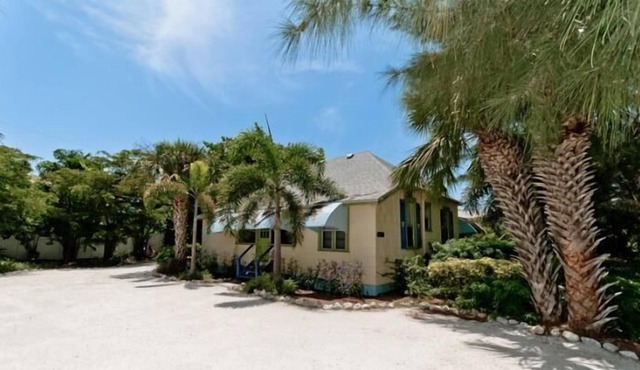 Whispering Pines: AMI North End, Steps to Beach, Dog Friendly by Anna Maria Life Vacation Rentals