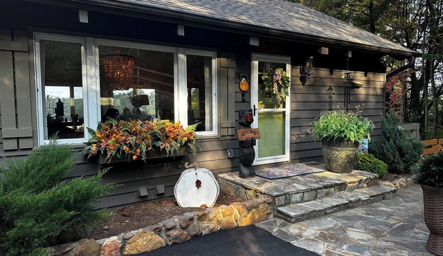 Whispering Pines Cottage Near Blue Ridge Pkwy