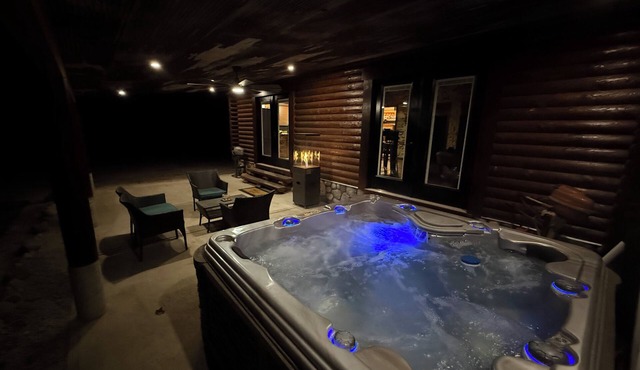 Whispering Pines Cabin - Rustic Escape + Hot tub