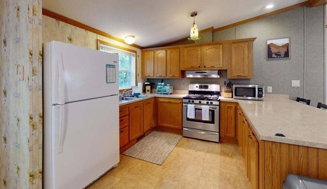 Whispering Pines – Enjoy wildlife in this charming, well-kept home, perfect for a relaxing retreat