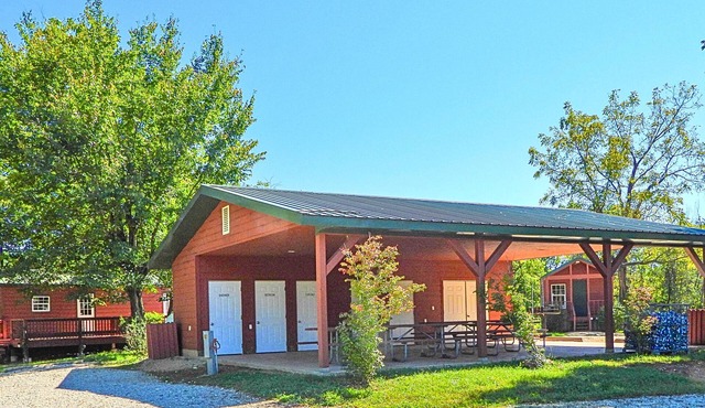 Whispering Pines Group cabin rental near Meramec River