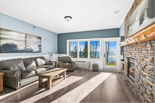 Whispering Pines Lake Views 1BR King Suite