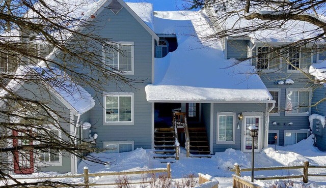 ❄️ Whispering Pines – Winter Retreat Near Shuttle, Forest Views & Fireplace 🌲🔥