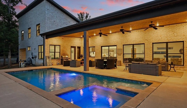 Whispering Waters: Lake Front- Pool & Hot Tub