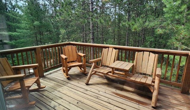 Whispering White Pines 3 bedroom 2 Bath Secluded Home