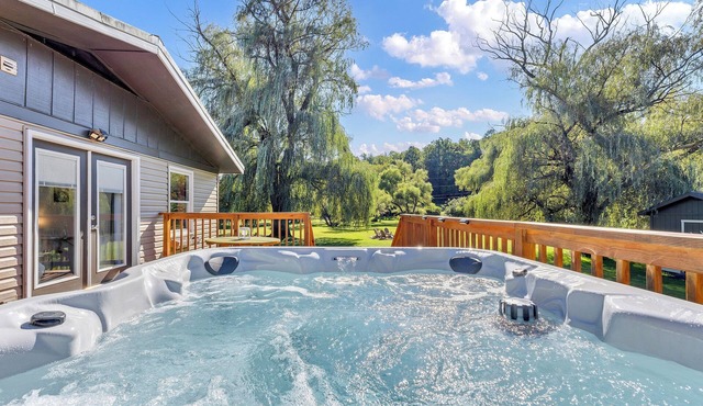 Whispering Willow Retreat - Hot Tub & Fire Pit, 14min to NRG