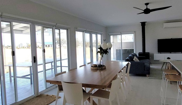 Whispering Winds, Port Victoria