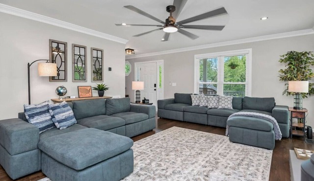 Whispering Winds of Lexington | Sleeps 8
