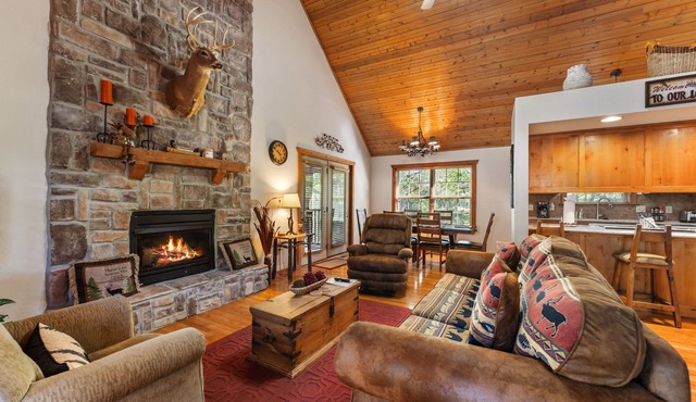 Whispering Woods Lodge-sleeps 10 4 Bedroom Home by RedAwning