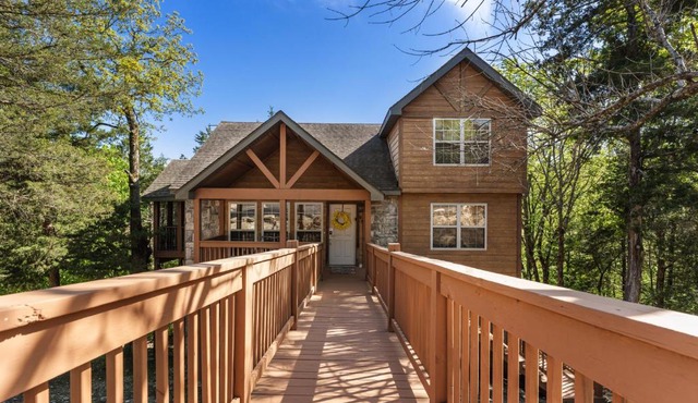 Whispering Woods Lodge-Sleeps 10 Home