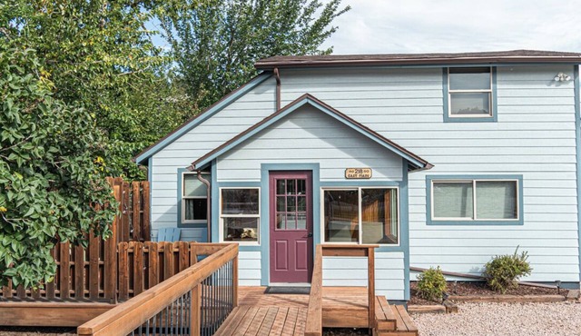 Whistle Stop 3 bedroom house walk downtown plenty parking