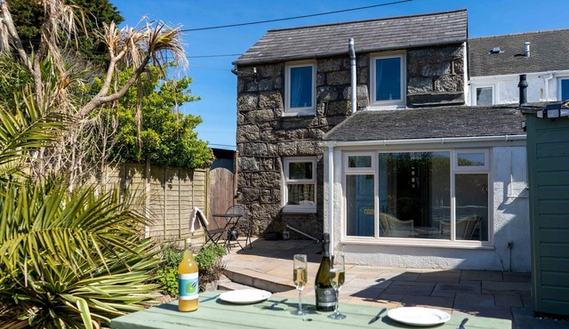 Whistler's Rest, Halsetown - Sleeps 4 with Parking and views of the Moors