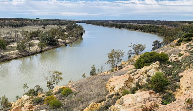 Whistling kite cottage overlooking the scenic Murray River