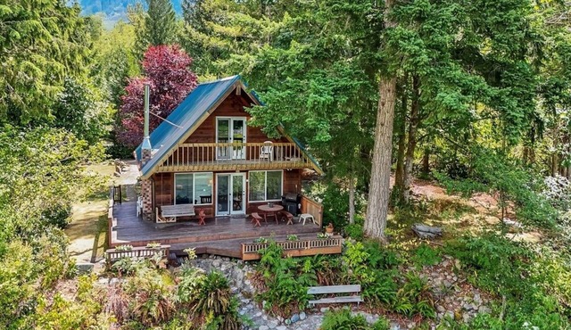 Whistling River Cabin in Gold Bar, WA, RiverFront, Mountain View, Pets.