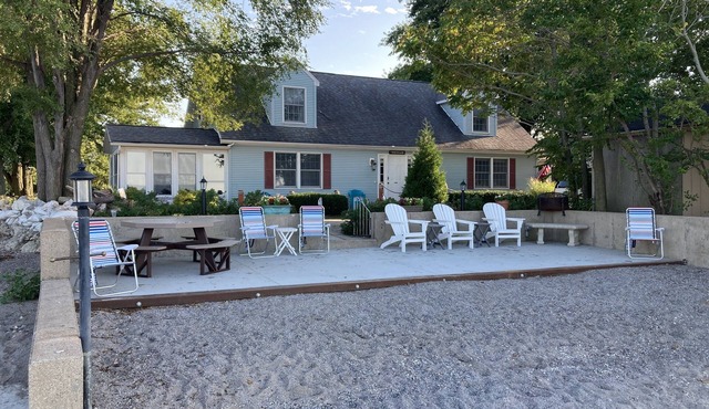 "Whit's End" Spacious, Private Beach-Front Lake Erie Sleeps 12 Birders & Fishing