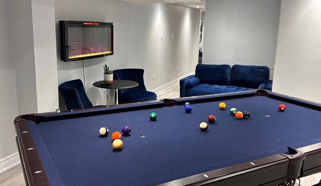 Whitby Hideout - 3BR, 5BD, 3WR, Pool Table, Sauna