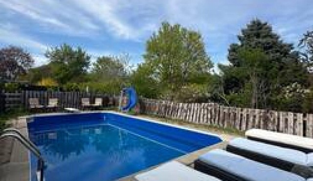 Whitby·Vacation home with heated pool