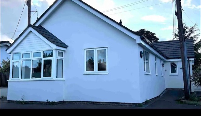 White 3 bed bungalow with en-suite and parking