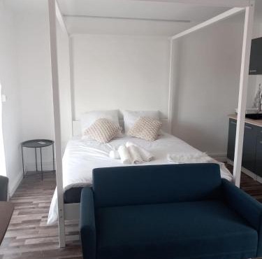 White and Cotton Suite