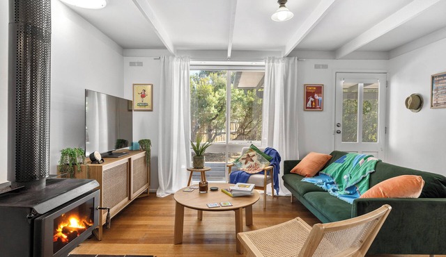 WHITE BEACH COTTAGE, COASTAL BEACH HOLIDAY HOME, TOOTGAROOK