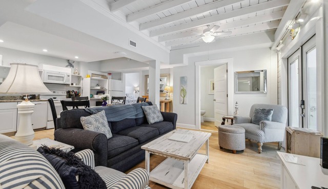 White beaches, walk to restaurants and shops! Family vacation/Romantic getaway!