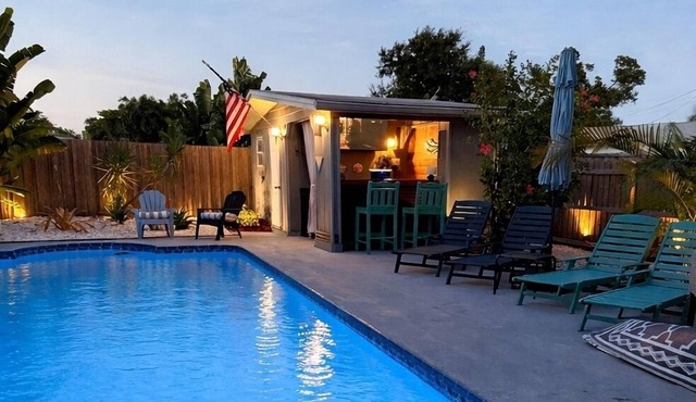 White bird of Paradise , Welcome to this boutique house in gulf gate.