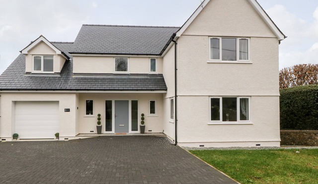 WHITE BULL HOUSE, family friendly, with a garden in Amlwch