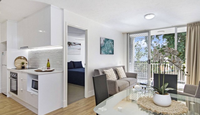 White Caps Unit 3- 400 metres to Kirra Beach, cafes and restaurants