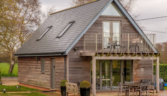 White Cottage Apartment - sleeps 2 guests in 1 bedroom