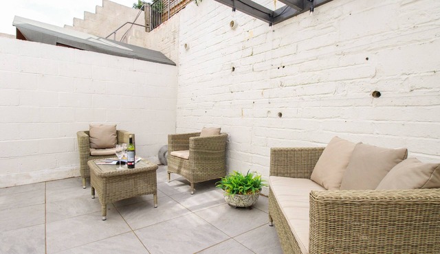 WHITE COTTAGE, pet friendly, with a garden in Bere Regis