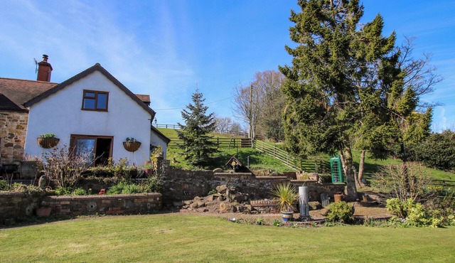 WHITE COTTAGE, pet friendly, with a garden in Cleobury Mortimer