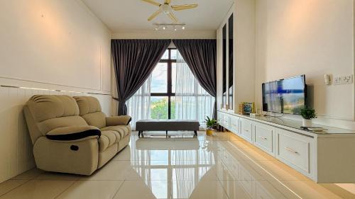 White Cozy Home for 6 Pax near IOI City Mall with Cuckoo Water & Free WiFi Netflix