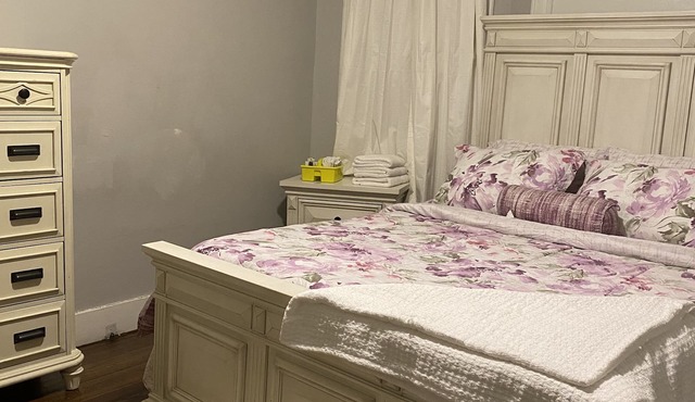 White Cozy Room (1B)