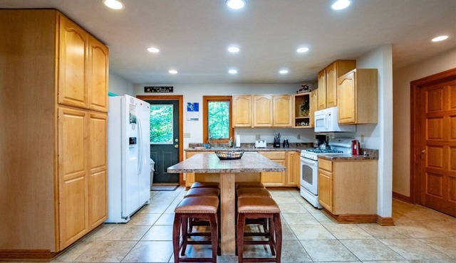 White Diamond - 15 Brookside Road White Diamond - Walk-to-Slopes at Timberline Mountain, Pet Friendly