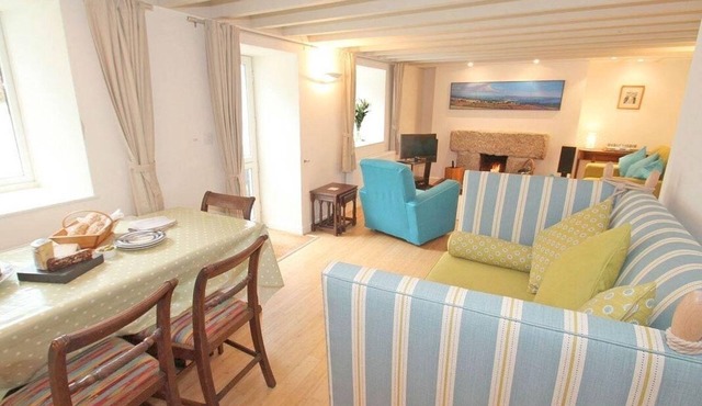 WHITE DUCK COTTAGE, family friendly, country holiday cottage in Hayle