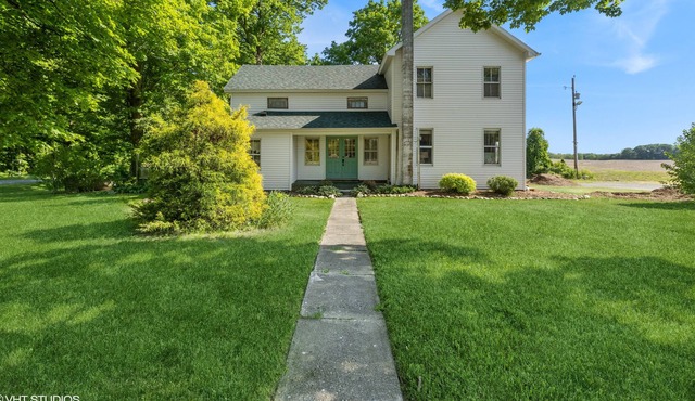 White Farmhouse in Wine Country and 15 minutes from Lake Michigan!