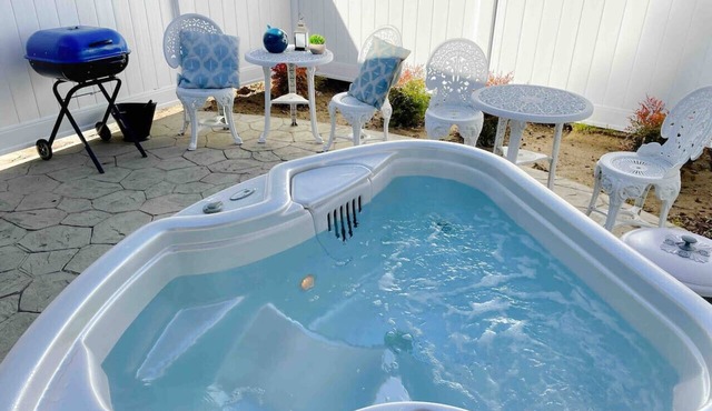 White Feather Suite - Hot Tub - Private - Sleeps 2