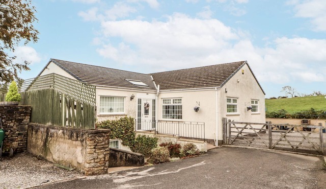 WHITE GABLES, family friendly, with a garden in Great Clifton