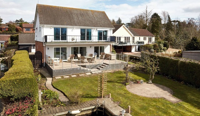 WHITE GABLES, pet friendly, character holiday cottage in Horning