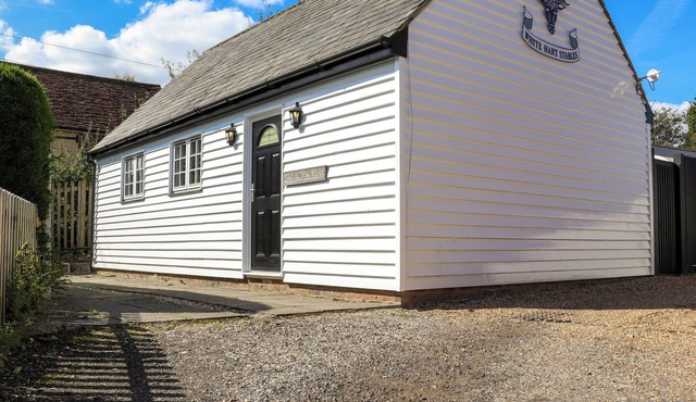 WHITE HART STABLES, pet friendly, with a garden in Catsfield