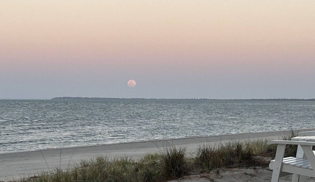 White Haven - Direct Access to Toogoom Beach-Sleeps 2-Wi-Fi-Air con-Smart TV