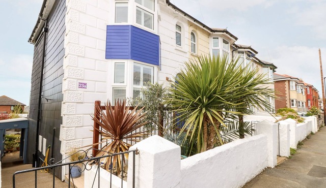 WHITE HAVEN, pet friendly, character holiday cottage in Sandown